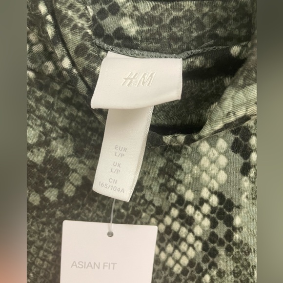 H&M Green Snake Pattern Turtleneck NWT Asian Fit - Picture 4 of 6